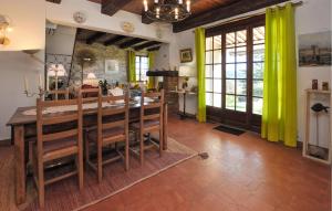 Maisons de vacances Gorgeous Home In Saint-Laurent-Du-Verdo : photos des chambres