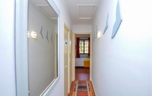Maisons de vacances Gorgeous Home In Saint-Laurent-Du-Verdo : photos des chambres