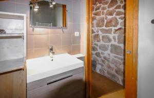 Maisons de vacances Stunning Home In Saint Barthelemy-Le-Me : photos des chambres