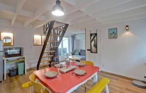Appartements 1 Bedroom Cozy Apartment In Carolles : photos des chambres