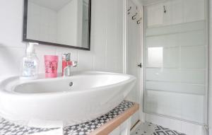 Appartements 1 Bedroom Cozy Apartment In Carolles : photos des chambres