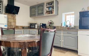 Maisons de vacances 1 Bedroom Gorgeous Home In Orgon : photos des chambres