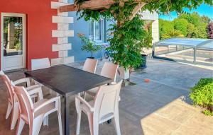 Maisons de vacances Lovely Home In Eyraud-Crempse-Maurens : photos des chambres