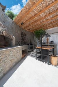 Nomade Villa 4BR over Psarou beach