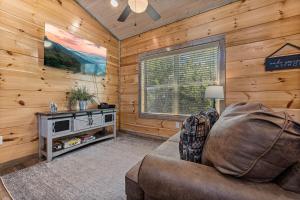 2 turns from Dollywood & Soaky Mountain!, 2 bedroom, 2 bath cabin!