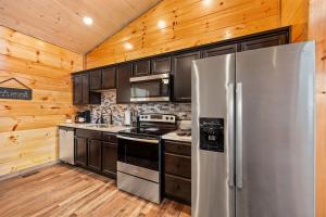 2 turns from Dollywood & Soaky Mountain!, 2 bedroom, 2 bath cabin!