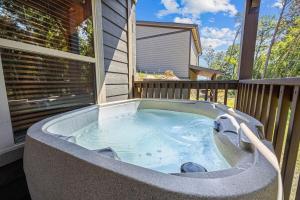 2 turns from Dollywood & Soaky Mountain!, 2 bedroom, 2 bath cabin!