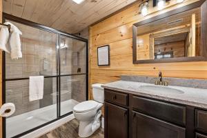 2 turns from Dollywood & Soaky Mountain!, 2 bedroom, 2 bath cabin!