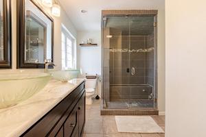 Mountain View-Steam Shower-2 Tier Patio- King Bed
