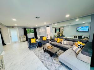 8 Min to Beach, Backyard, Firepit, Pool Table,