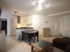 Appartements Bel F3 au 2eme etage, a 50m des Thermes, bien equipe, 6 couchages, ideal pour cures et vacances - FR-1-415-65 : photos des chambres