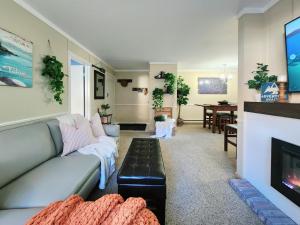 Tahoe Shoreline Retreat - Close to Ski Resorts & HOA Amenities