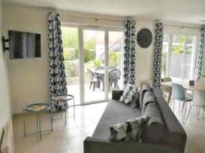 Maison confortable à Parentis-en-Born avec piscine partagée