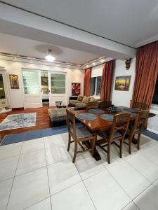 Elegant 5 bedr apartment with sauna in the centre, near Viru and Old Town, with private parking