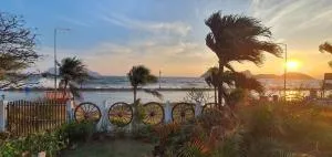 SeeSea Thai wooden house on beachfront - Kum Sung