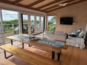 Moniques Beach house Check the waves over coffee from the balcony - Bellbrae