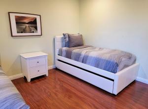 3 bedroom apartment by the MrC Hotel and 5 minutes to Rodeo Drive WiFi TV Patio walk to restaurants