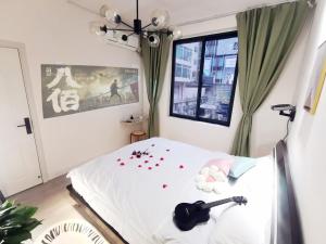 Explore Chengdu Flavors Chunxi Branch Panda Climbing the Wall