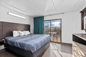 Suite, One King, 1 Single Bed - Non Smoking room in WindWater Hotel and Marina