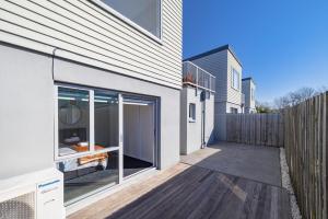 Large townhouse Double Garage plus additional parking Full kitchen and dining