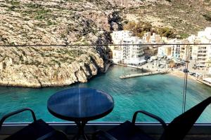 Gozo Xlendi Coastal Apartment with Stunning Sea View, Free Private Parking, AC & WiFi - 4hvězdičkové hotely ve městě Xlendi