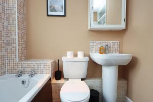 Spacious 4 Bed House Near Cardiff City Centre, Perfect for Families, Groups & Contractors with Free WiFi