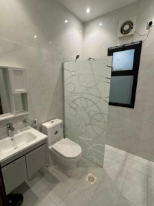 غرفه وصاله ومطبخ بأثاث فندقي جميل