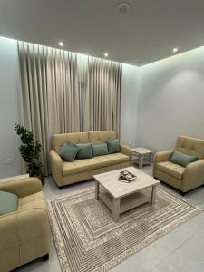 غرفه وصاله ومطبخ بأثاث فندقي جميل