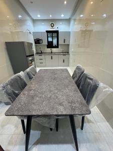 غرفه وصاله ومطبخ بأثاث فندقي جميل