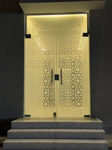 غرفه وصاله ومطبخ بأثاث فندقي جميل