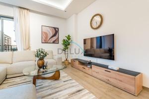 Chic 2BR in Central Park Building 1, Al Wasl by Deluxe Holiday Homes