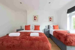 5 Bed House in Romford 9 Beds - Epping