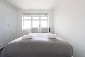 5 Bed House in Romford 9 Beds