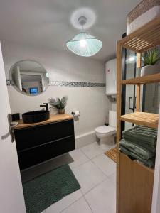 Perle des Sables Blancs, appartement entier à 100m de la plage avec parking privé