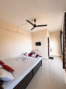 Lake view dining and Lodging