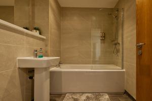 Sidemersey Livings - 2 Bedroom Central Skyline Apartment with views
