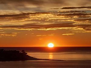 A 50 metros del mar y en 2 paradas de bus estas en el centro de Alicante