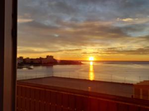 A 50 metros del mar y en 2 paradas de bus estas en el centro de Alicante