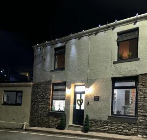 Valley View Cottage with stunning balcony views!