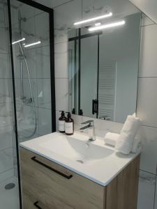 Villas House with garden terrace and balcony with sea view : photos des chambres