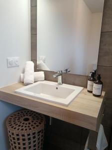 Villas House with garden terrace and balcony with sea view : photos des chambres