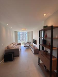 Apartamento Moderno na Praia com Home Office Ideal