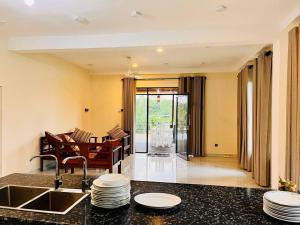 Golden Riverside Resort Kosgama