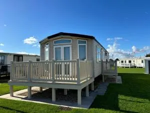 Millfield - G17, bath, central heating, bed linen - Meadow Lakes Caravan & Lodge Hire - Winthorpe