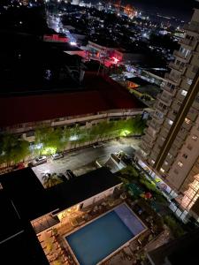 Budget Monochrome FREE Wifi, Netflix and Pool - Studio Type Condo in Mesaverte Residences