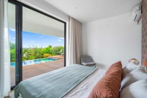 Luxury Apartment with Private Pool by Sealodge