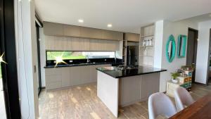 Beautiful cabin Guatapé vista-acceso al lago