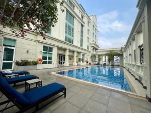 The Manor 1 bedroom 64sqm apt, good location, free rooftop pool