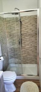Zimmer mit Kingsize-Bett und Poolblick