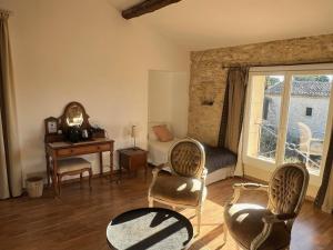Maisons d'hotes La Maison Des Autres, piscine chauffee, chambres d'hotes proches Uzes, Nimes, Pont du Gard : photos des chambres